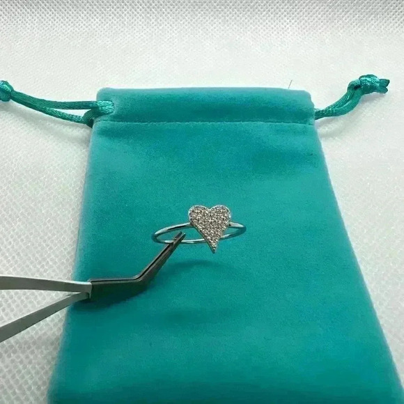 Sterling silver heart ring with cubic zirconia stones - Picture 3 of 5